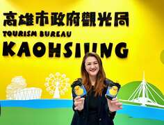 图4高雄市政府观光局高闵琳局长与小鸭杯塞合影。