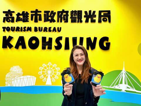 图4高雄市政府观光局高闵琳局长与小鸭杯塞合影。