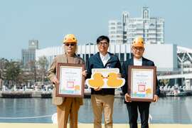 图11.市长致赠感谢状予中信造船集团韩碧祥董事长及嘉鸿游艇庄明寮副总经理