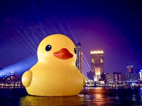 圖11、晚上搭配愛河灣燈光展演，歡迎民眾捕捉不同視角的小鴨照