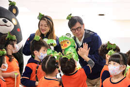 圖3、陳其邁市長、高閔琳局長、林佳葦設計師與幼兒園小朋友合影。