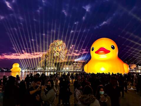1.巨萌黄色小鸭吸引众多游客前来朝圣