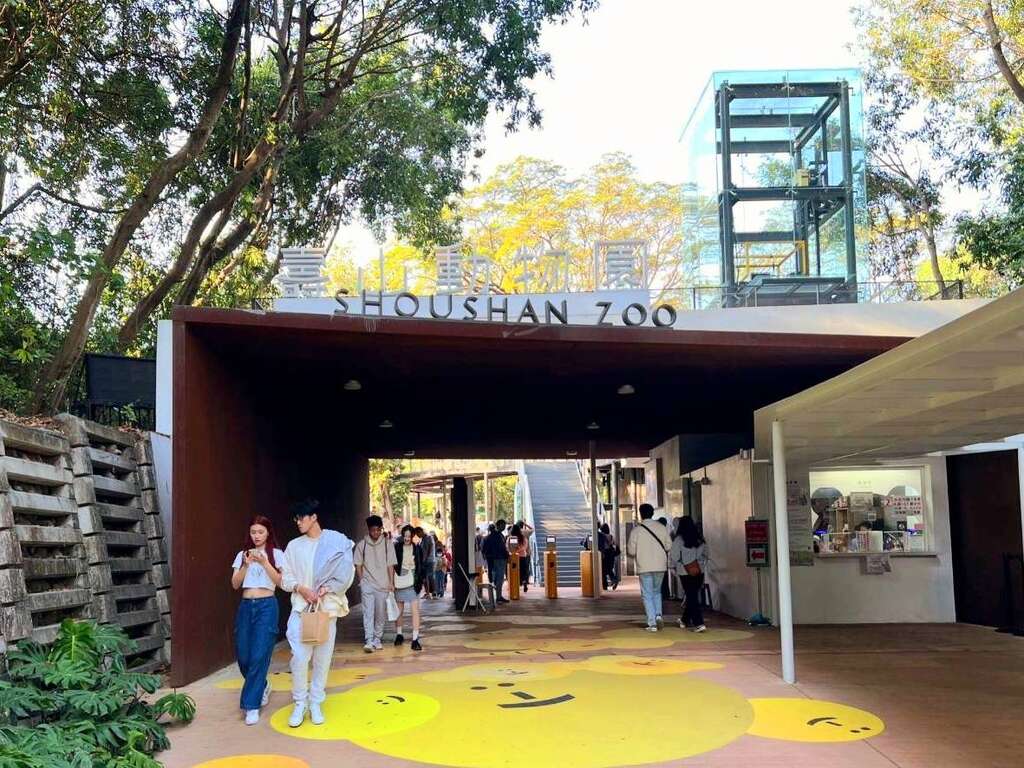 图1: 动物园入口处黄色角落