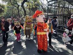 图3: 动物园春节大游行