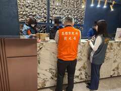 图3市府观光局联合消保官办理旅宿业房价专案稽查(检查符合规定旅馆-高雄都会商旅)