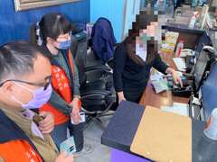 图4市府观光局联合消保官办理旅宿业房价专案稽查(检查符合规定旅馆-礼来大饭店)