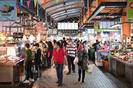 12.市府经发局整理4处市民朋友首选的办年货市场及美食摊位资讯（高市府经发局提供）