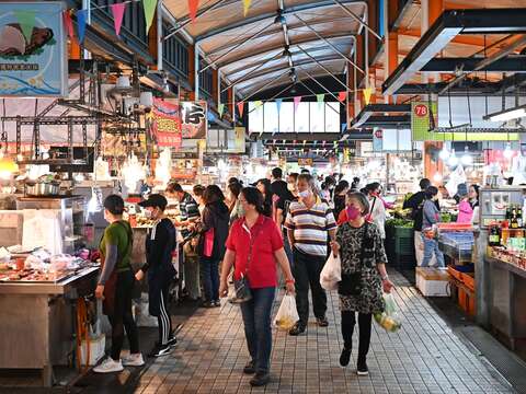 12.市府经发局整理4处市民朋友首选的办年货市场及美食摊位资讯（高市府经发局提供）
