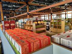 图说18：知名伴手礼在鼓山鱼市场一次购足