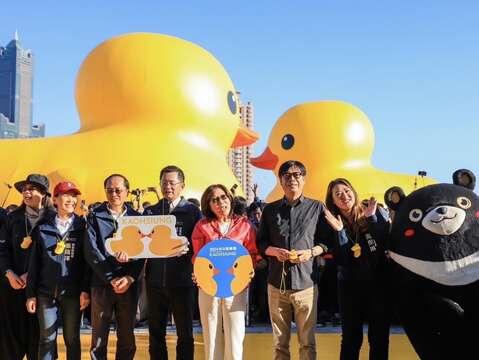 图8、陈其迈市长、康裕成议长与市府首长团队与双鸭合影