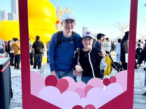 图9、民众抢拍双鸭亲嘴合影画面