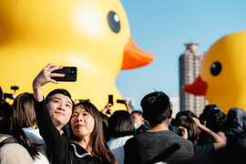 图10、民众抢拍双鸭亲嘴合影画面