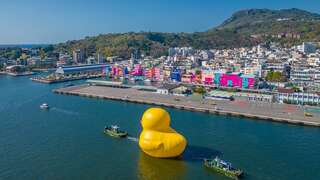 图17、黄色小鸭漫游行经「鼓山鱼市场」