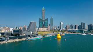 图11、黄色小鸭漫游高雄港爱河湾，见证高雄重大建设及国际地标