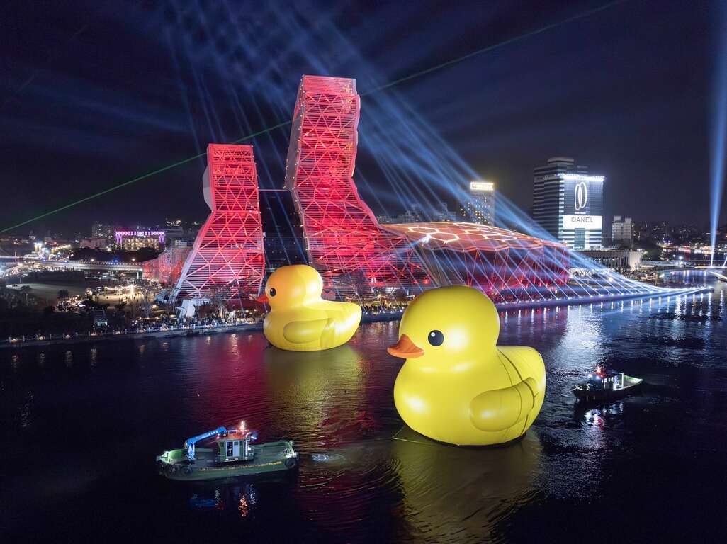 图说9:春节期间黄色小鸭搭配高雄流行音乐中心红色灯光