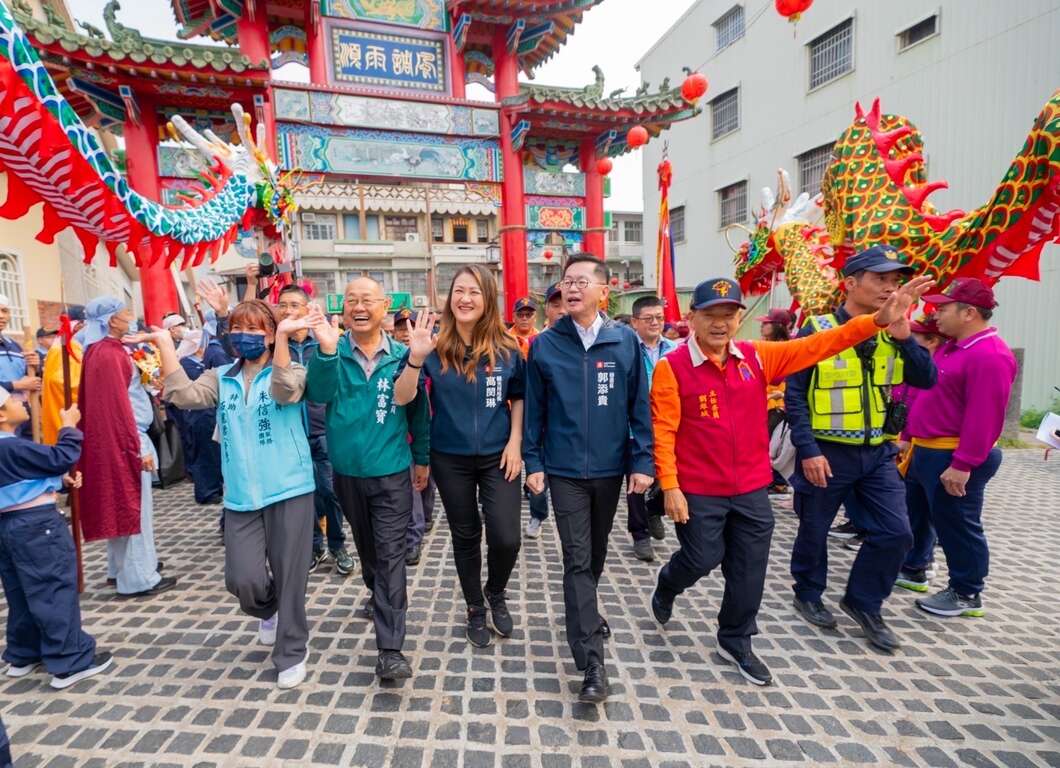 图1.2024宋江阵活动以古礼最高规格青刀巷迎接郭添贵秘书长(右3)、内门紫竹寺刘银城主委(右2)、观光局长高闵琳(右4)与各界贵宾到场。