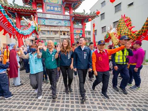 图1.2024宋江阵活动以古礼最高规格青刀巷迎接郭添贵秘书长(右3)、内门紫竹寺刘银城主委(右2)、观光局长高闵琳(右4)与各界贵宾到场。