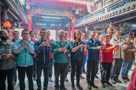 图2.青刀巷迎宾後，众贵宾於主办寺庙内门紫竹寺上香，祈求观音佛祖慈悲守护。