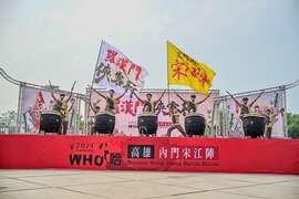 圖6.民俗藝陣文化重要推手臺南大學以戰鼓和大旗帶來氣勢磅礡展演。