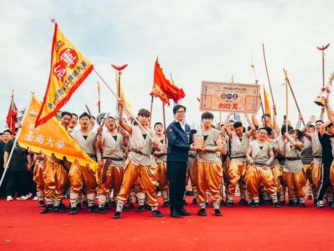 图1.由陈其迈市长颁发冠军予国立台南大学，恭喜勇夺二连霸。