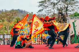 图13 加乐龙武联队以庙会各种阵头表演融合街舞营造节庆氛围。