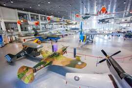 图12：展示多达四十多架军机的航空教育展示馆