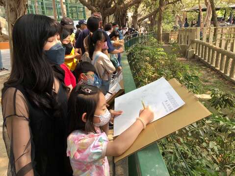 圖3壽山動物園邀請國小學童以豐富的想像及洞察畫下滿滿的生命力