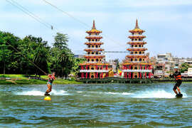 1. 莲潭滑水主题乐园Lotus Wake Park，凭演唱会票根享优惠。