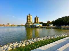 图5亲水阶梯契合水岸弧线，打造休憩水岸空间