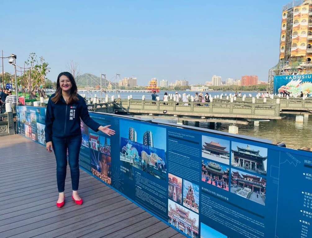 图11观光局局长亲自视察故事墙设置
