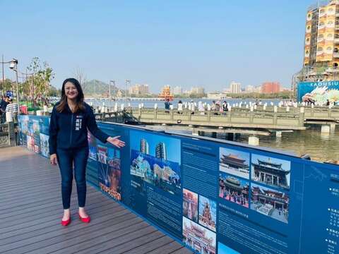 图11观光局局长亲自视察故事墙设置