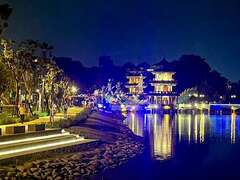图6水岸护坡夜间水色光影交错