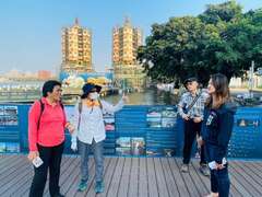 图13日籍观光客称赞可透过故事墙解说，更了解莲池潭人文风貌