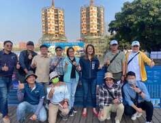 图14观光局局长慰劳施工团队辛劳