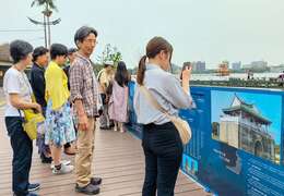 图15日籍观光客详读故事墙内容