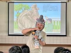 图二「舒桑姑姑」辅以生动的肢体语言让故事更添戏剧性。