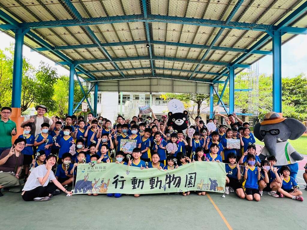图一 高雄熊也一起出动「行动动物园」,开心与学校、故事妈妈及样爸森友会合影。