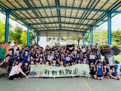 图一 高雄熊也一起出动「行动动物园」，开心与学校、故事妈妈及样爸森友会合影。