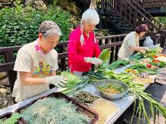 图4：志工妈妈依照动物食性，用心包出各种口味的粽子