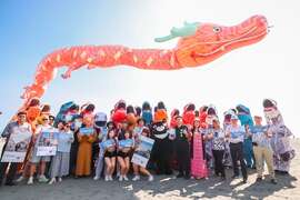 图3.市长及贵宾与佛光山祥龙灯、快闪恐龙大合照。