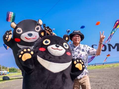 图4.市长、高雄熊与12米高雄熊风筝美照摆拍。