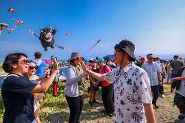图6.市长开心与现场民众击掌互动。