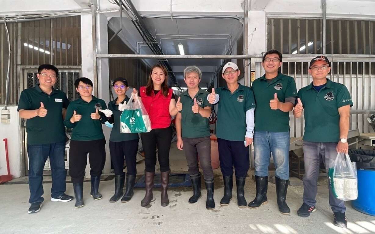 图2 高闵琳局长慰勉寿山动物园保育员