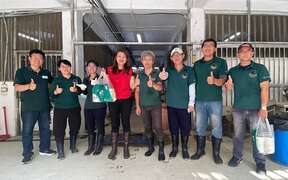 图2 高闵琳局长慰勉寿山动物园保育员