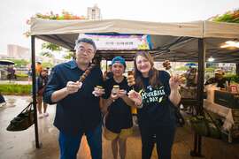 图5.副市长李怀仁与观光局长高闵琳共同推广在地美食。