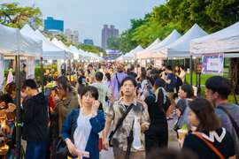 图9. 雨势停歇後，游客大量涌入活动现场，数家调酒及美食名店都提早完售。