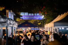 图10. 雨势停歇後，游客大量涌入活动现场，数家调酒及美食名店都提早完售。
