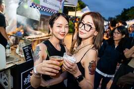 图11.现场调挑酒美食丰富，欢迎大家今日来爱河fun轻松。