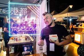 图14.现场调挑酒美食丰富，欢迎大家今日来爱河fun轻松。