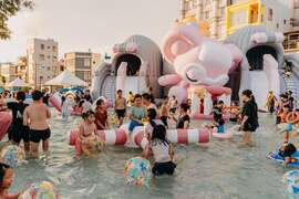 图5.气垫水乐园消暑受到大小朋友欢迎